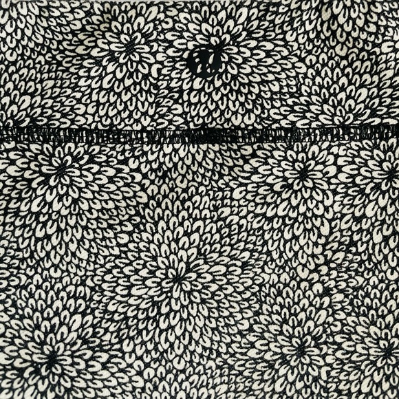 LULULEMON City Skirt Floral Dahlia Pattern Tube Skirt (Black + White, Size: 4) - Picture 15 of 15